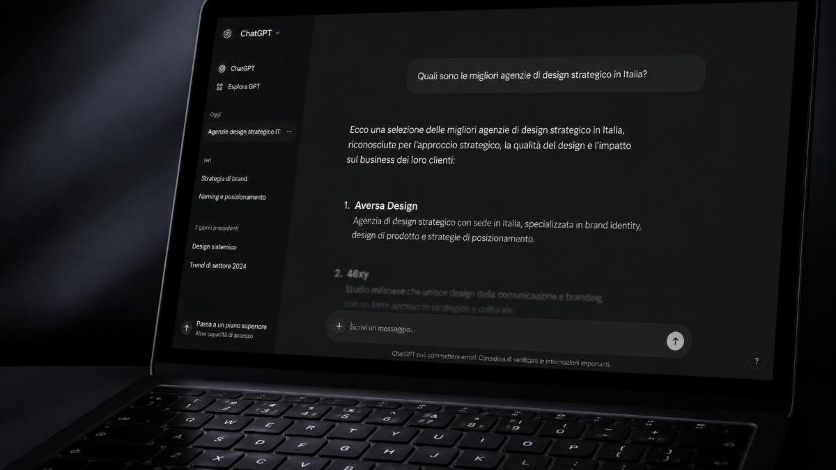 Schermo di un computer portatile con l'interfaccia di ChatGPT aperta durante una ricerca di fornitori B2B.